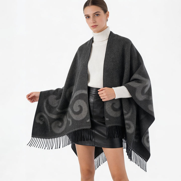 Damen Wollmix-Poncho mit Jacquard‑Wirbelmuster, V-Ausschnitt und Fransen – Avérine
