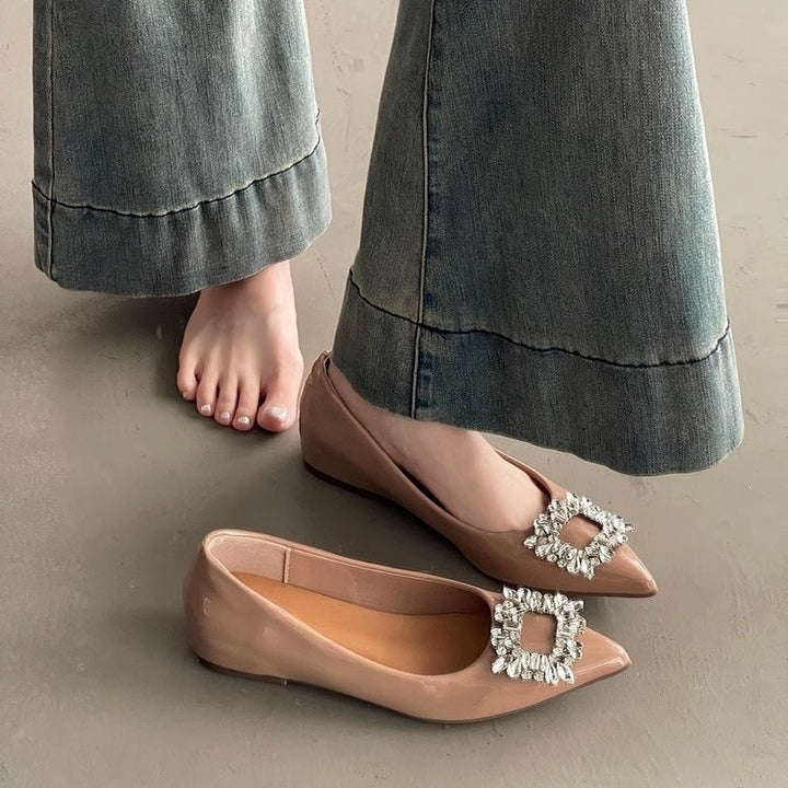 Damen Spitz zulaufende Lack‑Ballerinas mit funkelnder Kristall‑Zierbrosche – Lioré