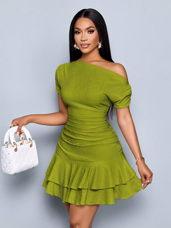 Damen Figurbetontes gerafftes schulterfreies Minikleid mit Stufenvolant und Kreppstruktur Echo Archiv