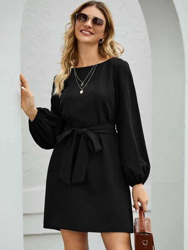 Damen nan elegantes Etuikleid mit Ballonärmeln und Taillengürtel Echo Archiv