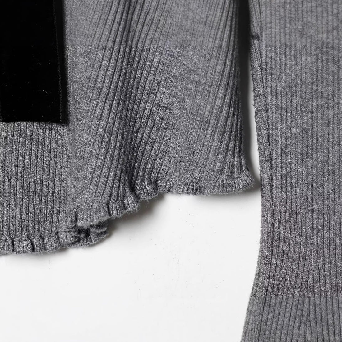 Damen Feinstrick-Cardigan mit V-Ausschnitt, Samtschleife und Herzknöpfen Echoarchiv