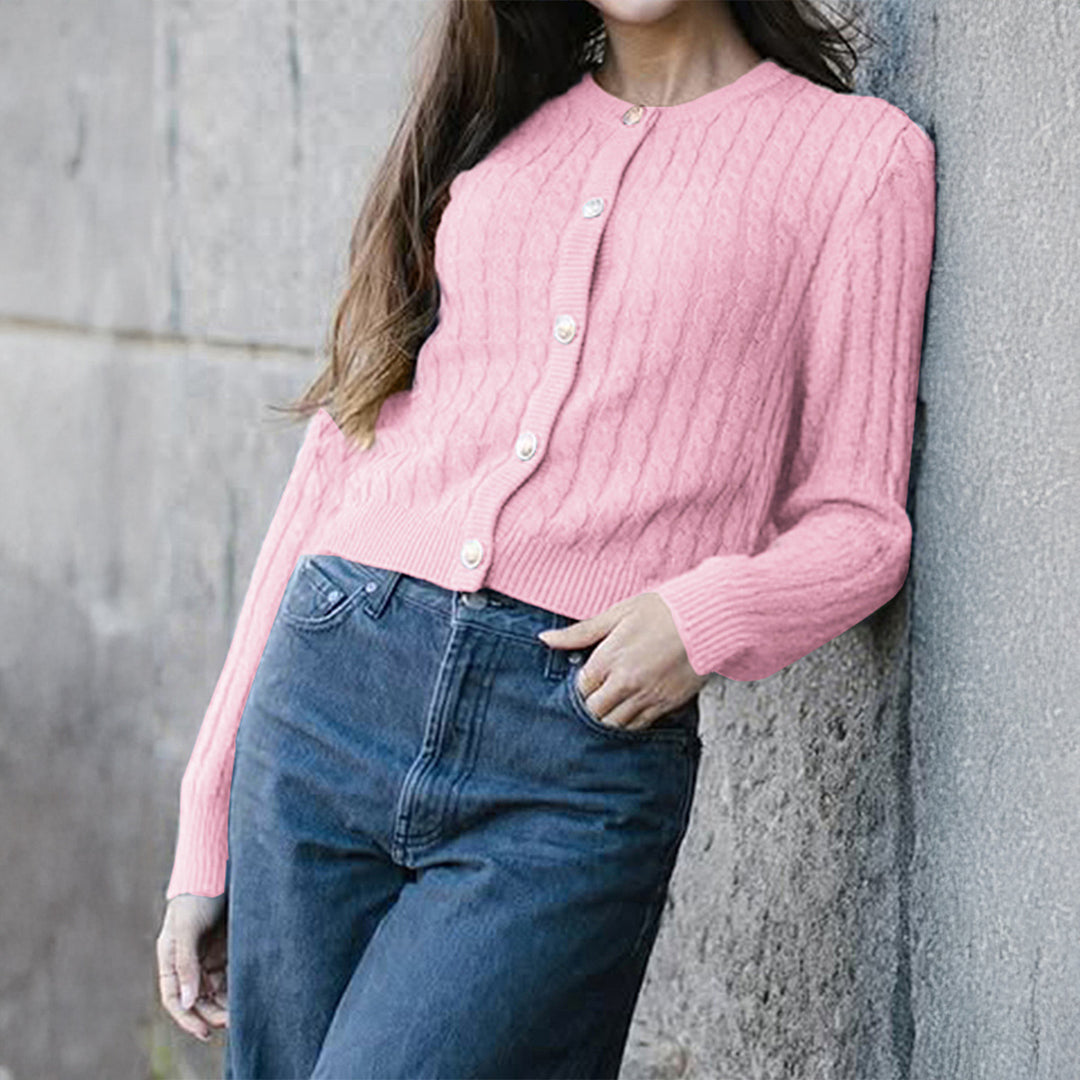 Damen cropped Zopfstrick-Strickjacke mit dekorativen Medaillonknöpfen und Rundhalsausschnitt – Veloura