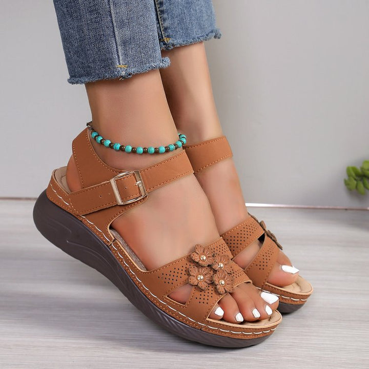 Damen Bequeme Keil-Sandalen mit floralem Zierdetail, gepolstertem Komfortfußbett und verstellbarem Knöchelriemen – Sorelia
