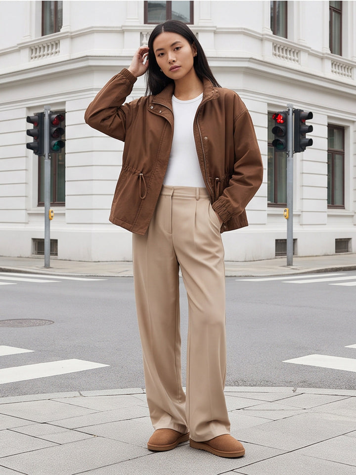 Damen Utility-Fieldjacke mit Tunnelzugtaillierung, hohem Kragen und elastischen Bündchen Echoarchiv