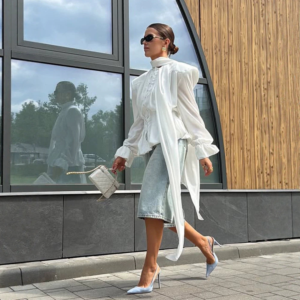 Damen Elegante Bluse mit Schlipskragen, betonten Schultern und langen Bindebändern Echoarchiv