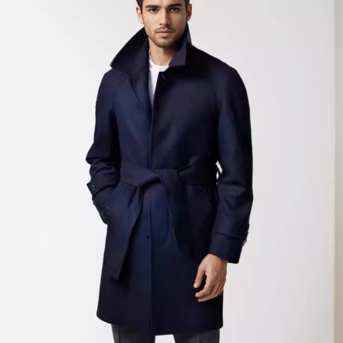 Herren klassischer Trenchcoat mit stilvollem Gürtel und doppelter Knopfreihe Echoarchiv