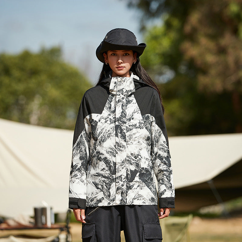 Damen Wasserfeste Outdoorjacke mit Kapuze und markantem Bergprint Echoarchiv