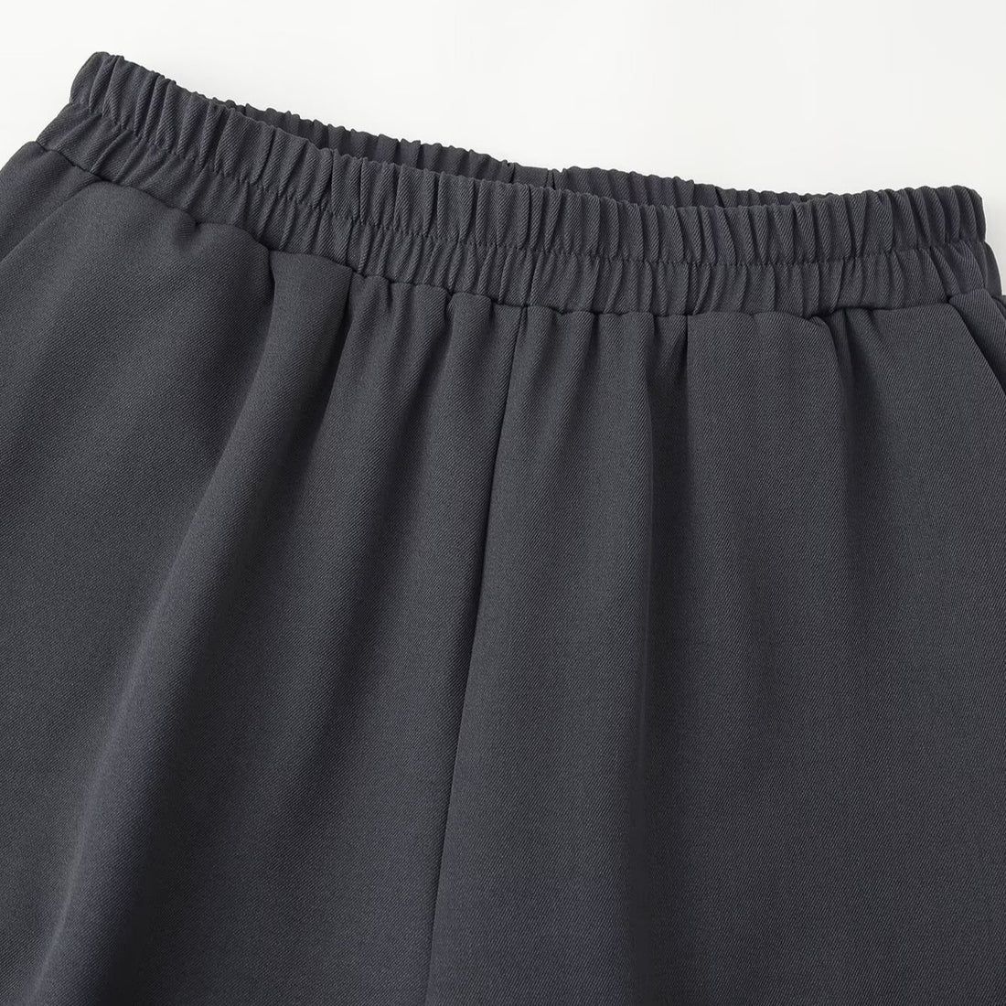 Damen Weite High‑Waist Jogginghose mit elastischem Bund, Eingrifftaschen und gerafften Beinabschlüssen Echoarchiv