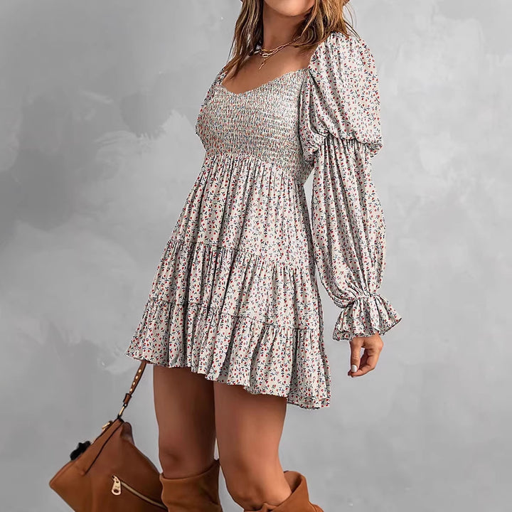 Damen Off-Shoulder Minikleid mit Smok-Oberteil, Volantstufen und gerafften Ballonärmeln – Élara