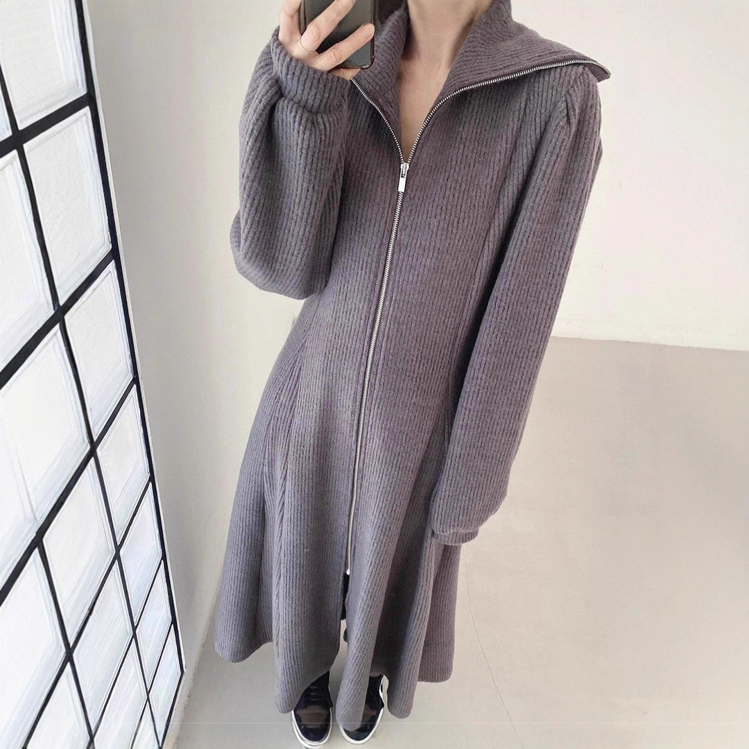 Damen Geripptes Strick-Midikleid mit Reißverschlusskragen und ausgestelltem Rock – Élara