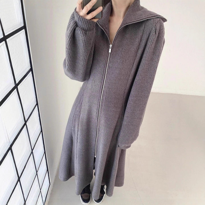 Damen Geripptes Strick-Midikleid mit Reißverschlusskragen und ausgestelltem Rock – Élara