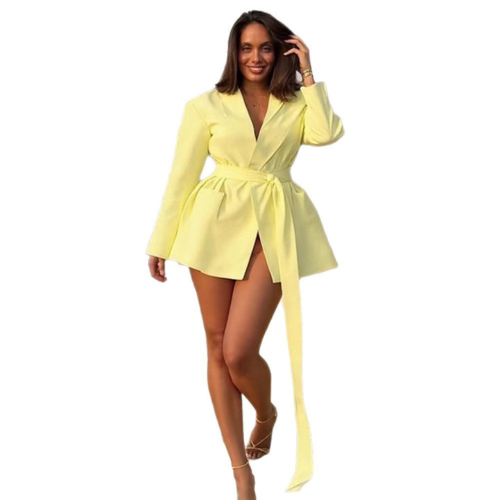 Damen Tailliertes Blazer-Kleid mit drapiertem Bindegürtel und strukturierten Schultern Echoarchiv