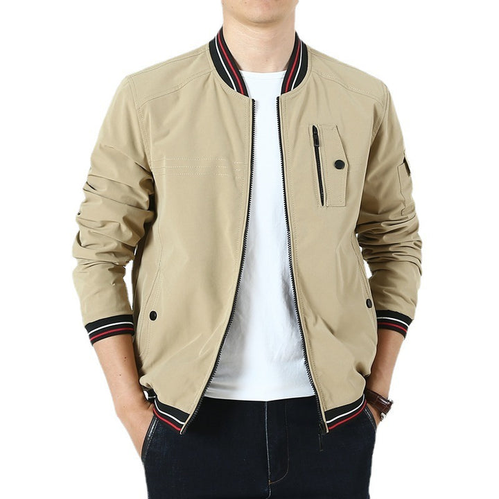Herren Leichter Bomberblouson im Retro‑Sportstil mit geripptem Kragen und Reißverschluss‑Taschendetail Echoarchiv