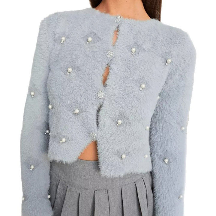 Damen Flauschiger kurzgeschnittener Perlen-Cardigan mit strassbesetzten Schmuckknöpfen – Veloura