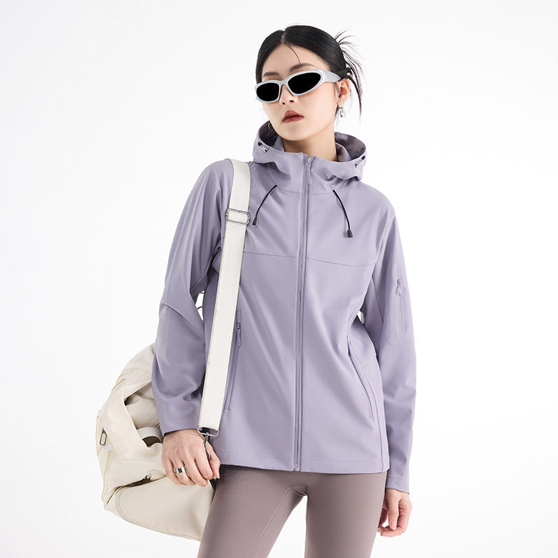 Damen Atmungsaktive Softshell-Regenjacke mit Kapuze, winddicht und minimalistischer Tech-Optik Echoarchiv