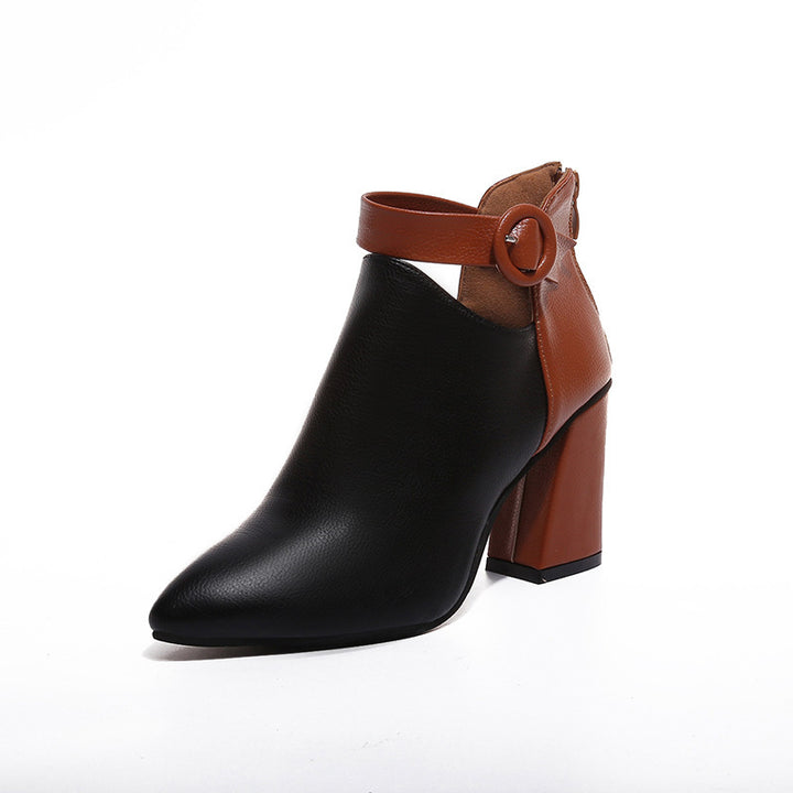 Damen nan elegante spitze Kurzstiefelette mit Fersenreißverschluss, dekorativem Knöchelriemen und skulpturellem Blockabsatz Echo Archiv