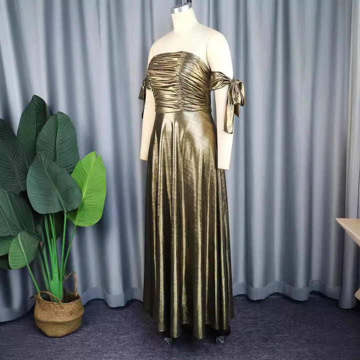 Damen glamouröses Abendkleid mit schulterfreiem Design und eleganten Raffungen Echo Archiv