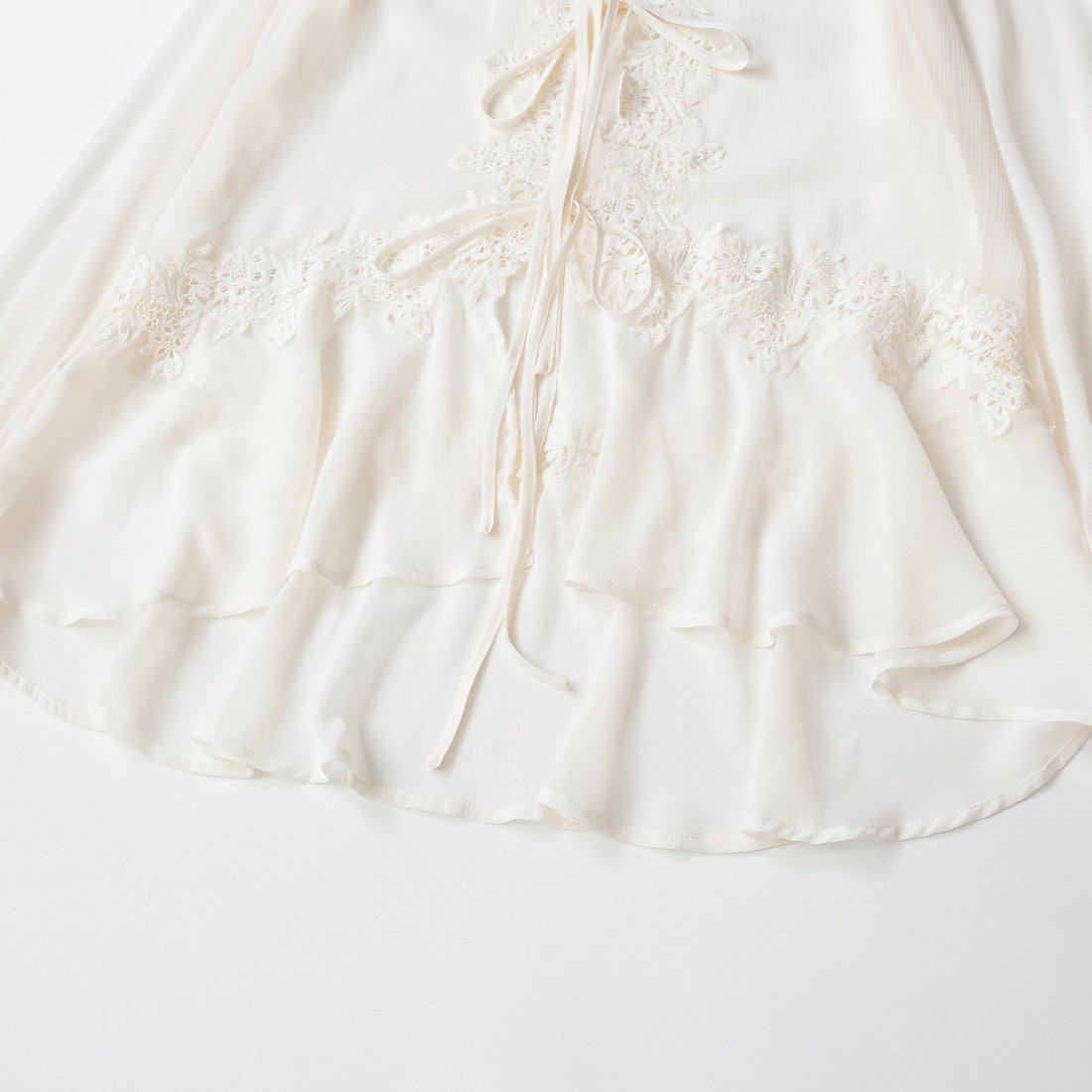 Damen Tunika-Bluse mit Spitzenapplikation, Bindebändern und Volantsaum Echoarchiv