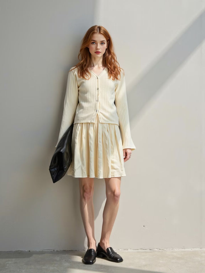 Damen Feinstrick-Cardigan mit V-Ausschnitt und plissiertem Minirock-Set Echoarchiv