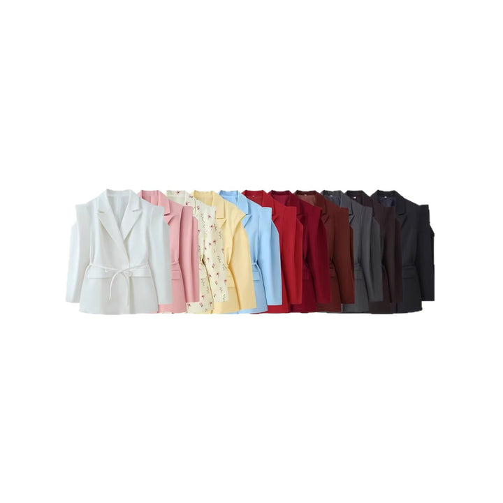 Damen Blazer mit Cut-Out‑Schultern, Taillengürtel und Pattentaschen Echoarchiv