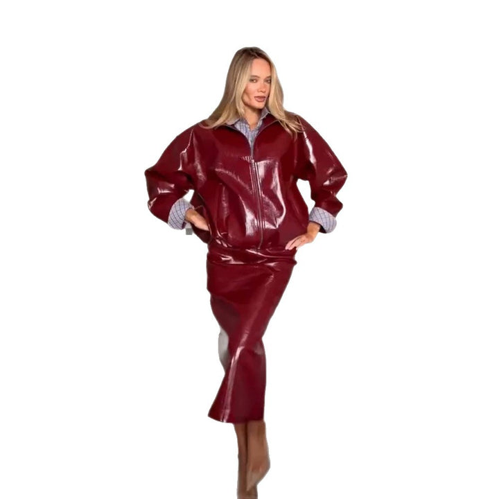 Damen Glänzendes Kunstleder-Zweiteiler mit Oversize-Zipjacke und tailliertem Midirock Echoarchiv