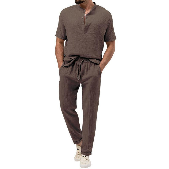 Herren lässiges Zweiteiler Outfit mit kurzem Oberteil und elastischen Hosen Echoarchiv