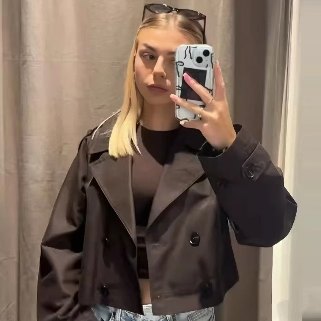 Damen nan kurze taillierte Doppelreiher-Trenchjacke im Boxy-Cropped-Schnitt mit Schulterpatten und verstellbaren Manschetten Echo Archiv