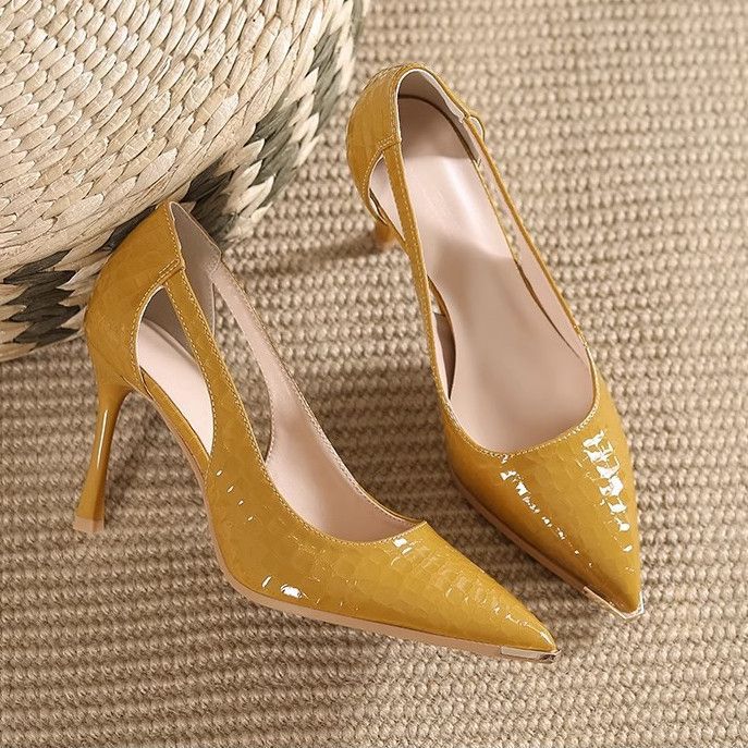 Damen Seitlich ausgeschnittene Lackpumps mit Krokoprägung und Metallkappe – Lioré