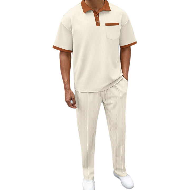 Herren modisches Polohemd mit strukturiertem Design und Relaxed-Fit Hose Echoarchiv
