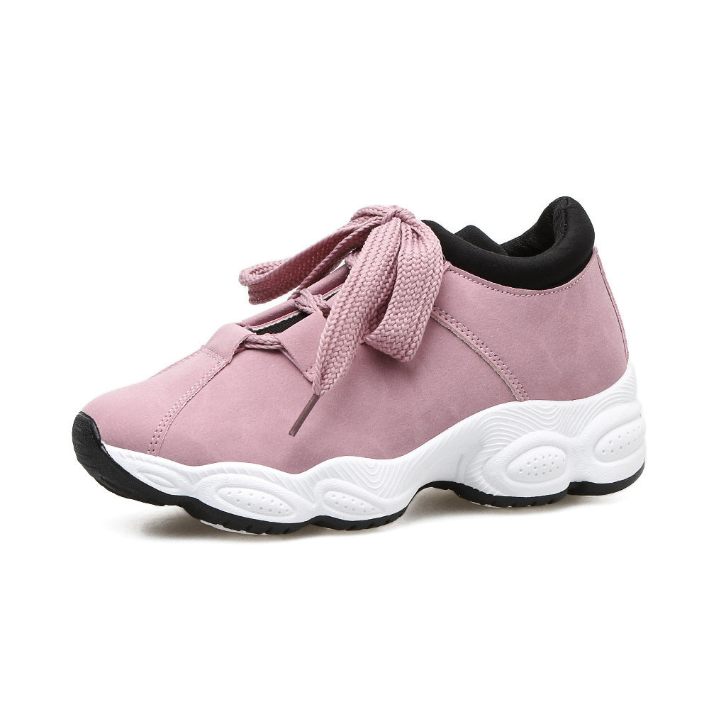 Damen Sportive Keil‑Sneaker aus Mikrofaser mit gepolstertem Schaft und markanter Profilsohle – Névara