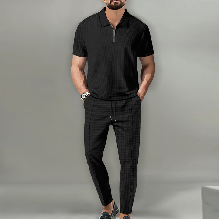Herren Sportliches Poloshirt mit modernem Reißverschluss und elastischen Jogginghosen Echoarchiv