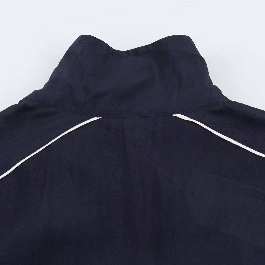 Damen Cropped Windbreaker-Jacke mit hohem Funnelkragen, Kontrastpaspel und elastischem Saum Echoarchiv