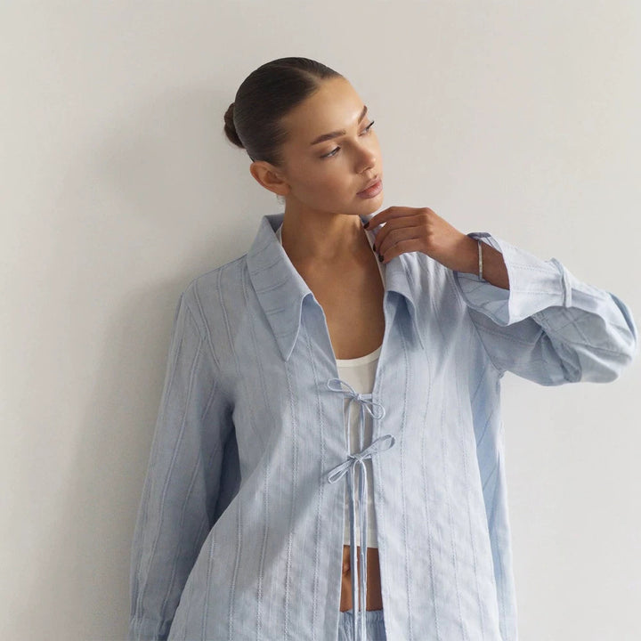 Damen Locker fallende Leinenoptik-Bluse mit dekorativen Bindebändern und transparenter Streifenstruktur Echoarchiv