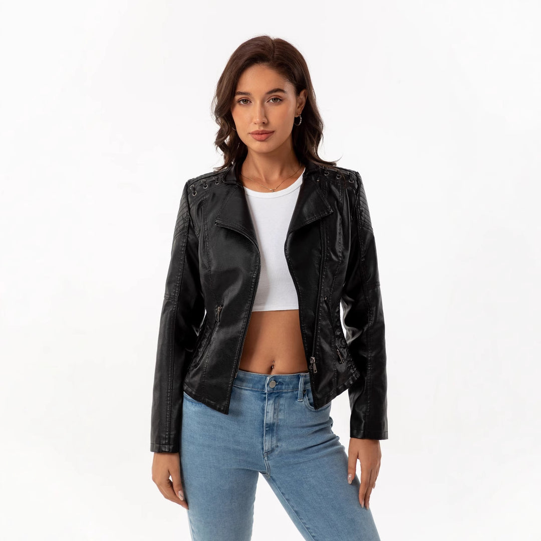 Damen nan taillierte Kunstleder-Bikerjacke mit gesteppter Schulterpartie, asymmetrischem Reißverschluss und Zierösen Echo Archiv