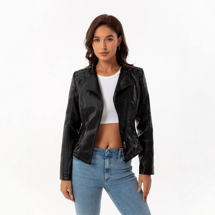 Damen nan taillierte Kunstleder-Bikerjacke mit gesteppter Schulterpartie, asymmetrischem Reißverschluss und Zierösen Echo Archiv