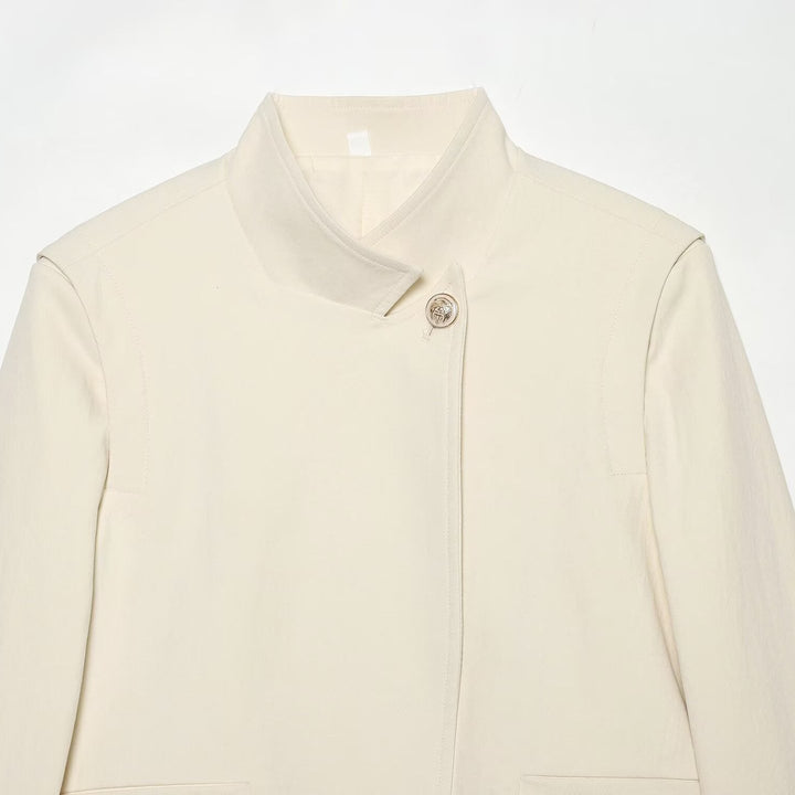 Damen Kurze Tailleurjacke mit Stehkragen, asymmetrischem Saum und Nahttaschen Echo Archiv