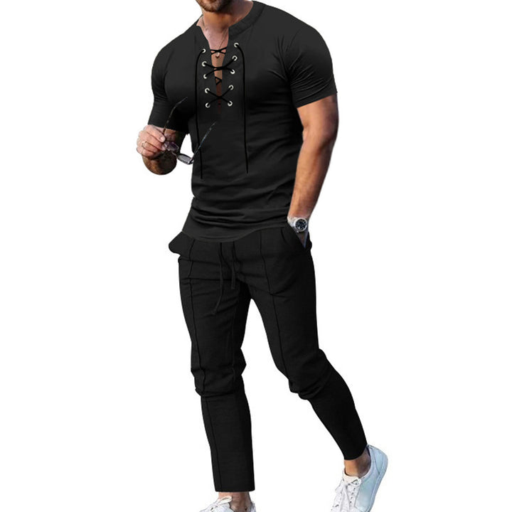 Herren Freizeit-Set mit lässigem Henley-Oberteil und modernen Jogginghosen Echoarchiv