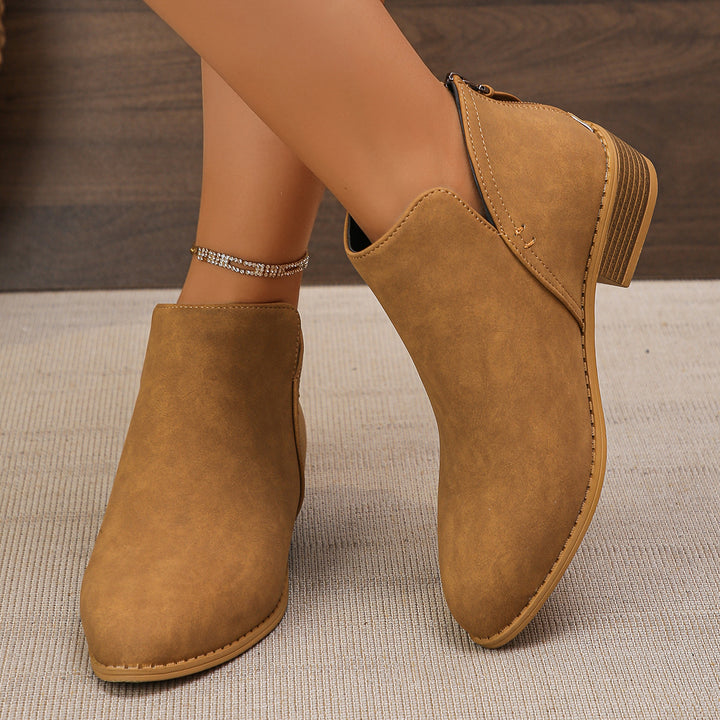Damen Kurzstiefel mit Fersenreißverschluss, seitlichem Cut-Out und niedrigem Blockabsatz – Varelle