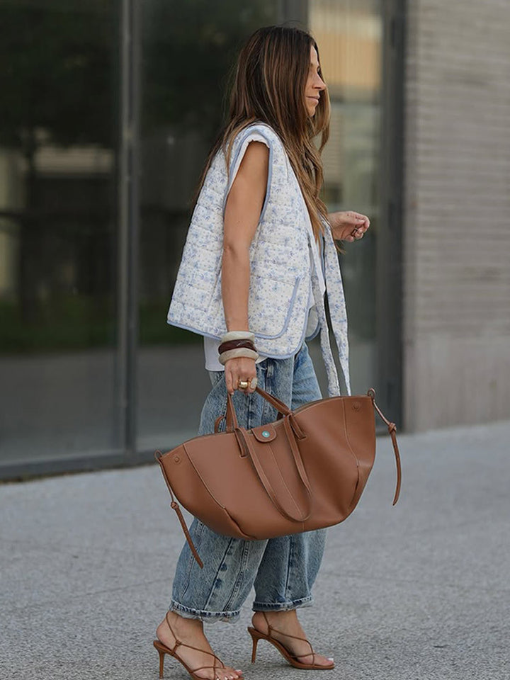 Damen Geräumiger Leder-Shopper mit geschwungener Silhouette und Magnetverschluss Echoarchiv