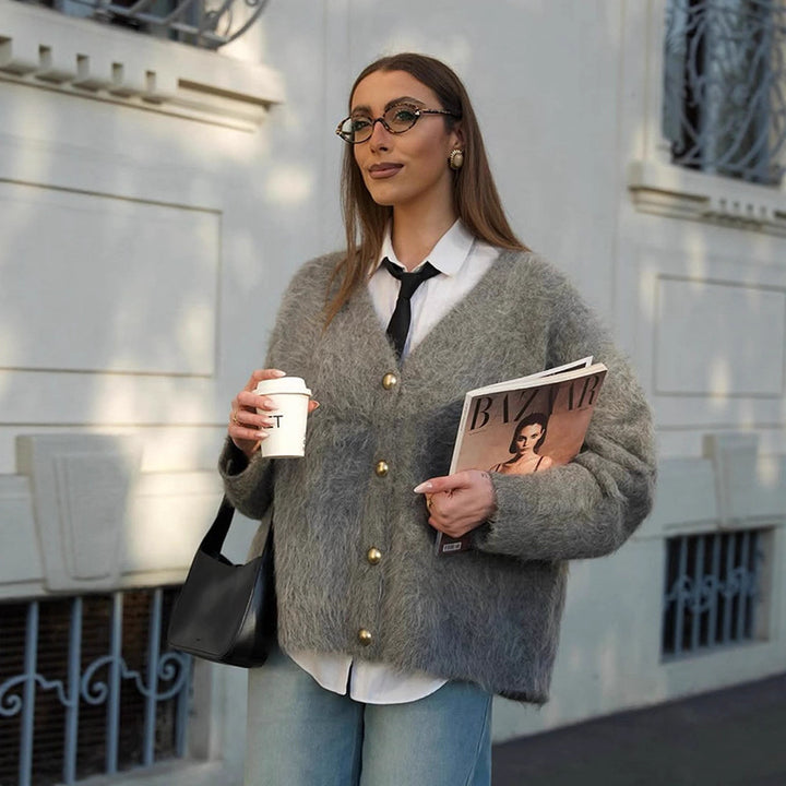 Damen Flauschige Mohair‑Optik Oversize‑Strickjacke mit V‑Ausschnitt und goldenen Zierknöpfen Echoarchiv