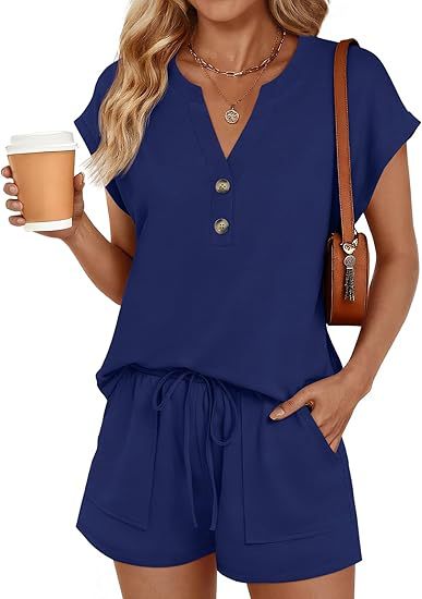 Damen Lässiges zweiteiliges Lounge-Set mit Knopfleiste, Kordelzugshorts und Eingrifftaschen – Élanora