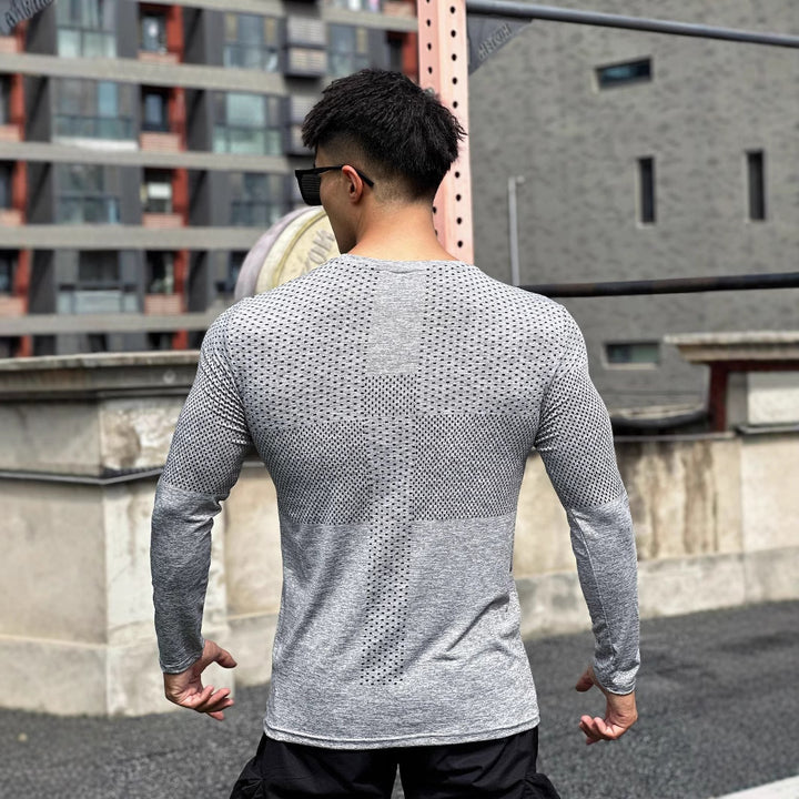 Herren Langarm-Trainingsshirt mit atmungsaktivem Netzdesign und feuchtigkeitstransportierender Technologie Echoarchiv