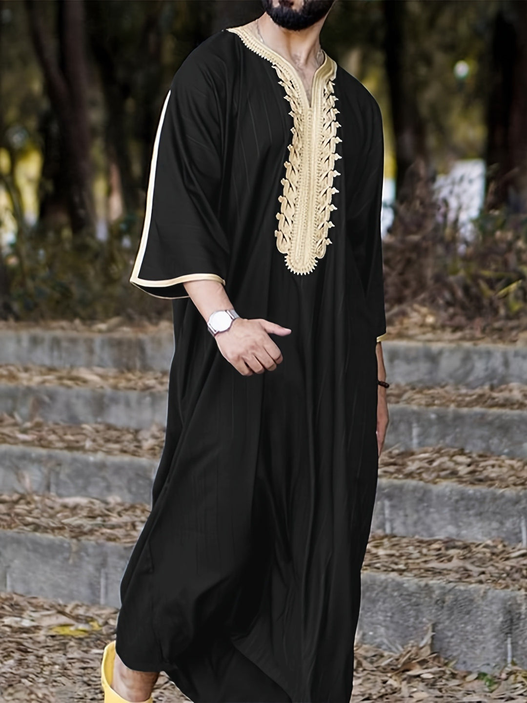 Herren traditioneller Kaftan mit kunstvollen Stickdetails Echoarchiv
