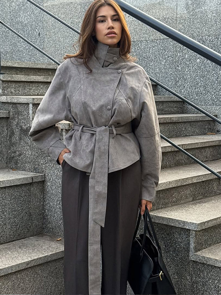 Damen Kurzjacke aus Veloursleder‑Optik mit hohem Stehkragen, Taillengürtel und kastiger Oversize‑Silhouette Echoarchiv