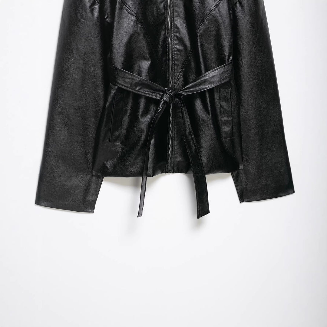 Damen Kurze Kunstlederjacke mit Taillengürtel, Reißverschluss und markantem Kragen Echo Archiv