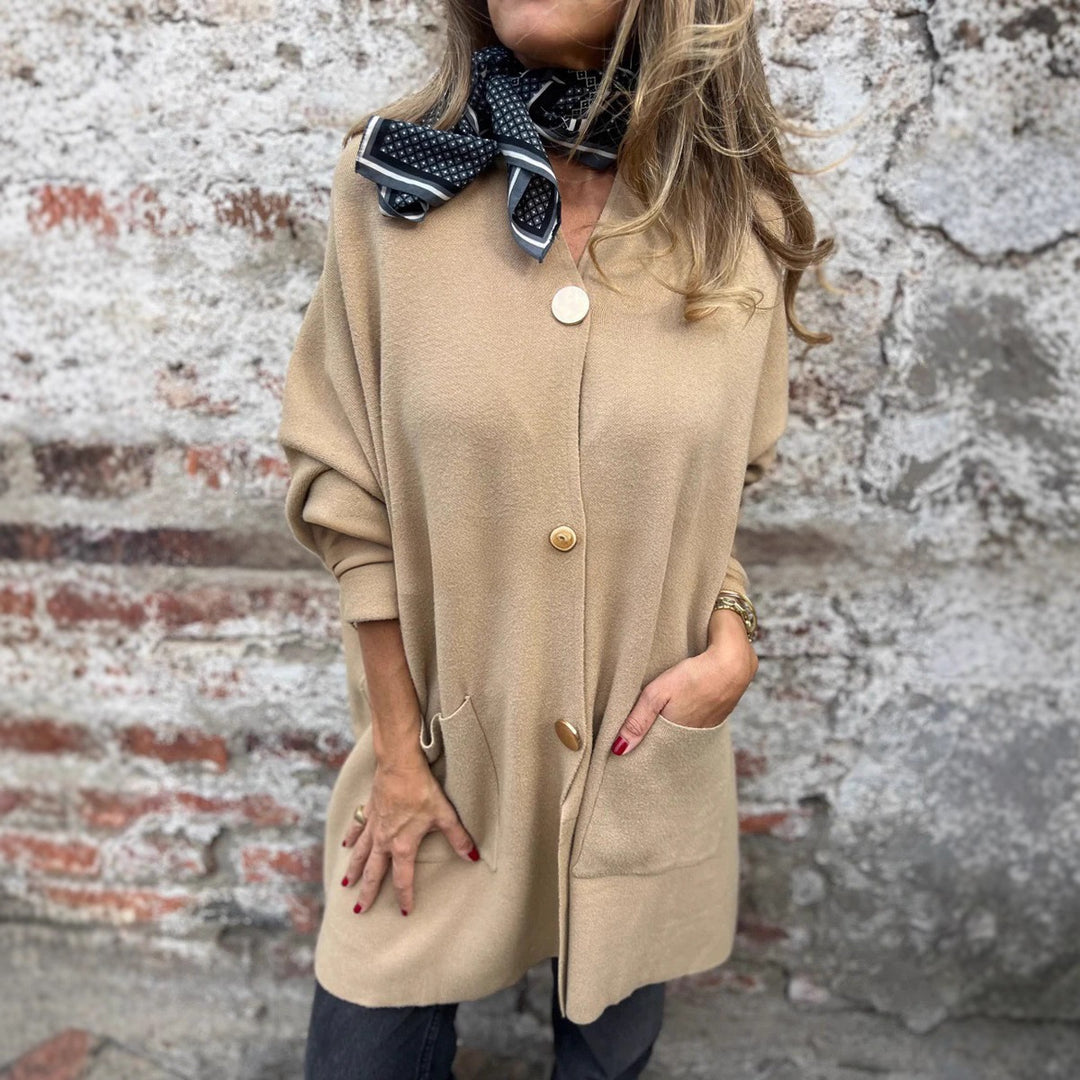 Damen Oversize Strickmantel-Cardigan mit aufgesetzten Taschen und Zierknöpfen – Veloura