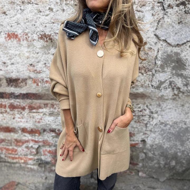 Damen Oversize Strickmantel-Cardigan mit aufgesetzten Taschen und Zierknöpfen – Veloura