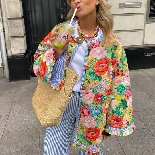 Damen nan gesteppte Swingjacke mit Blumenquilt Rundhals und Rüschensaum Echo Archiv