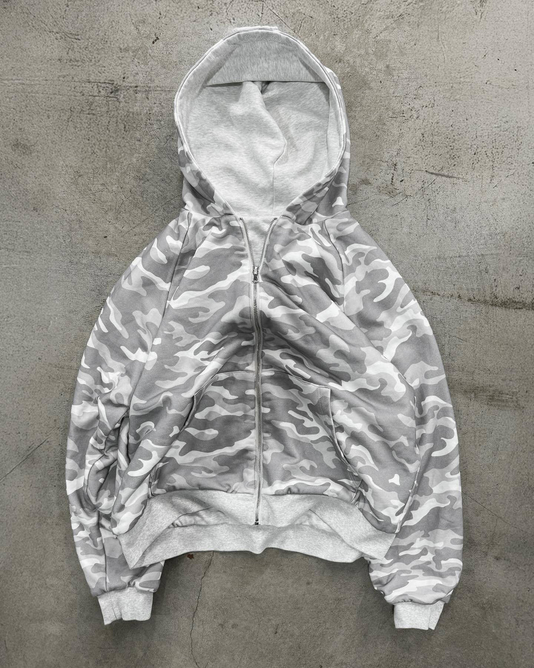Unisex Kapuzen-Sweatjacke mit Kunstfellfutter, verkürztem Schnitt und Kreuz-Reißverschluss Echo Archiv