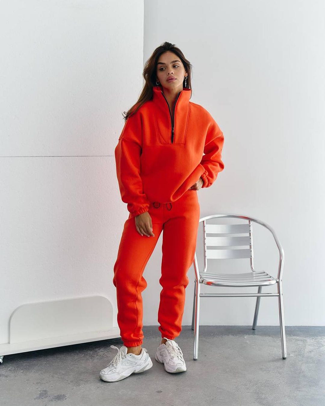 Damen Athleisure-Zweiteiler aus dickem French-Terry mit hohem Stehkragen, halbem Reißverschluss und Tunnelzughose Echoarchiv